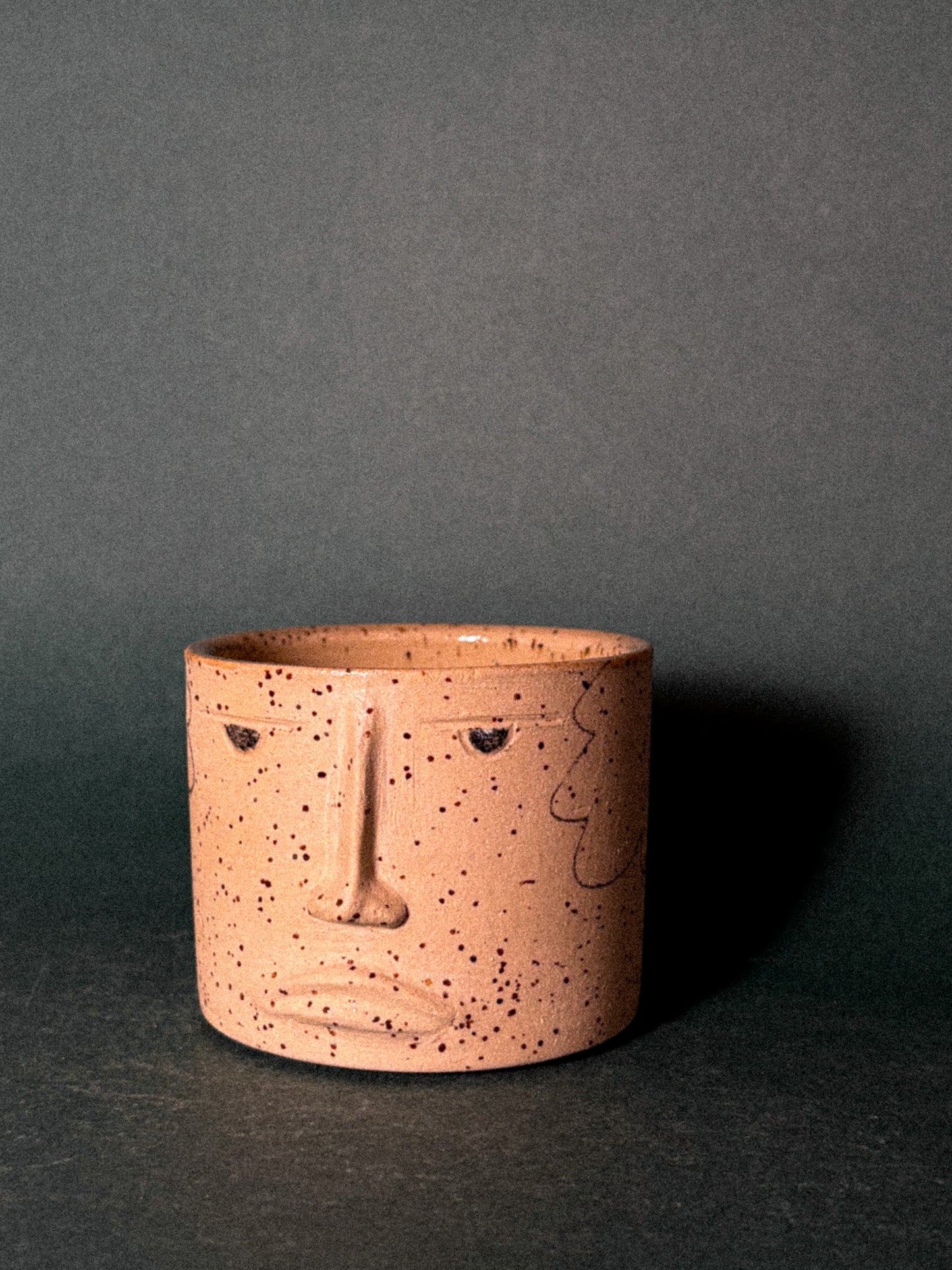 Numb face beige dots